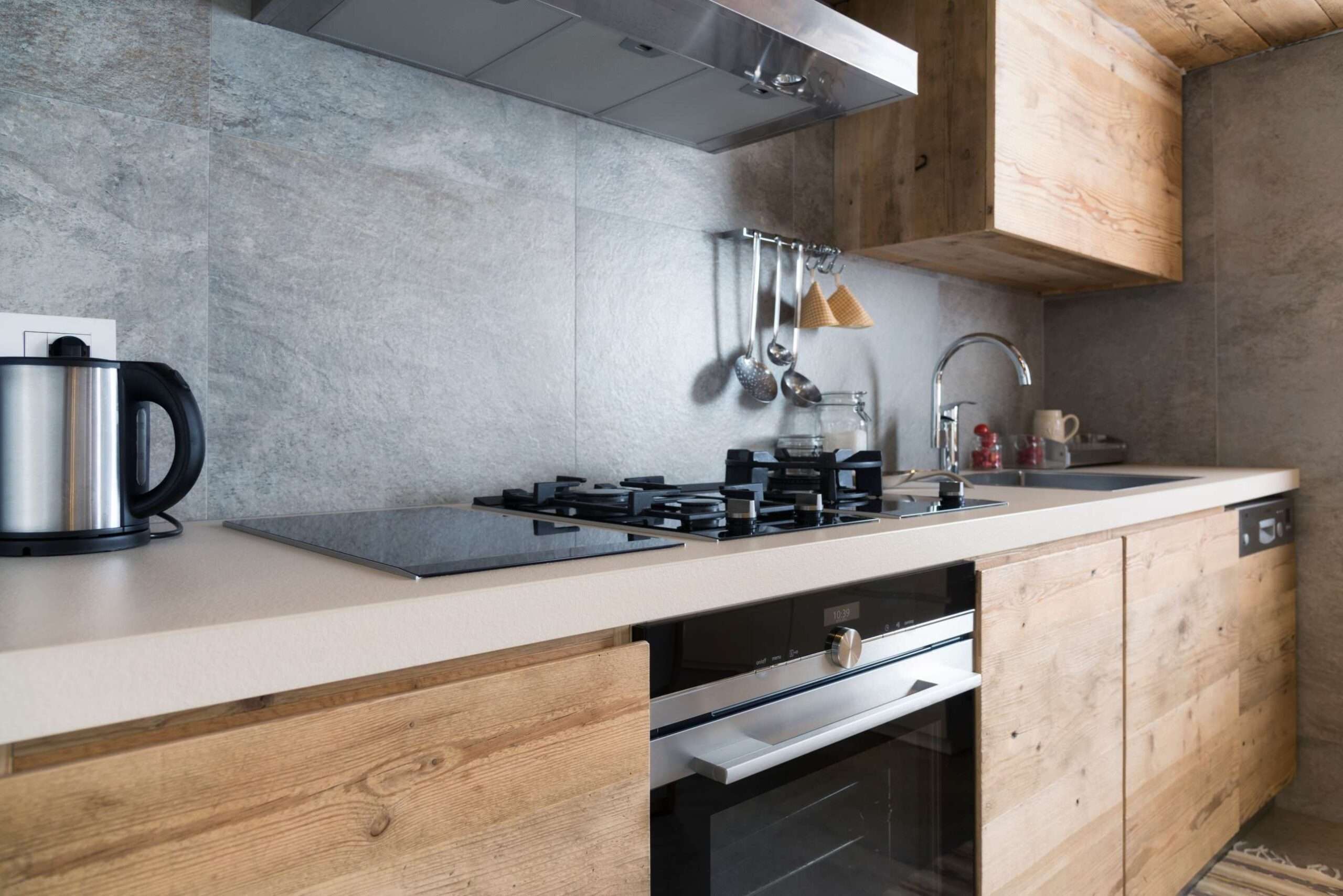 6000-Kitchen-Tiles-Pineta-Black-Marble-polished-honed-2 (1)