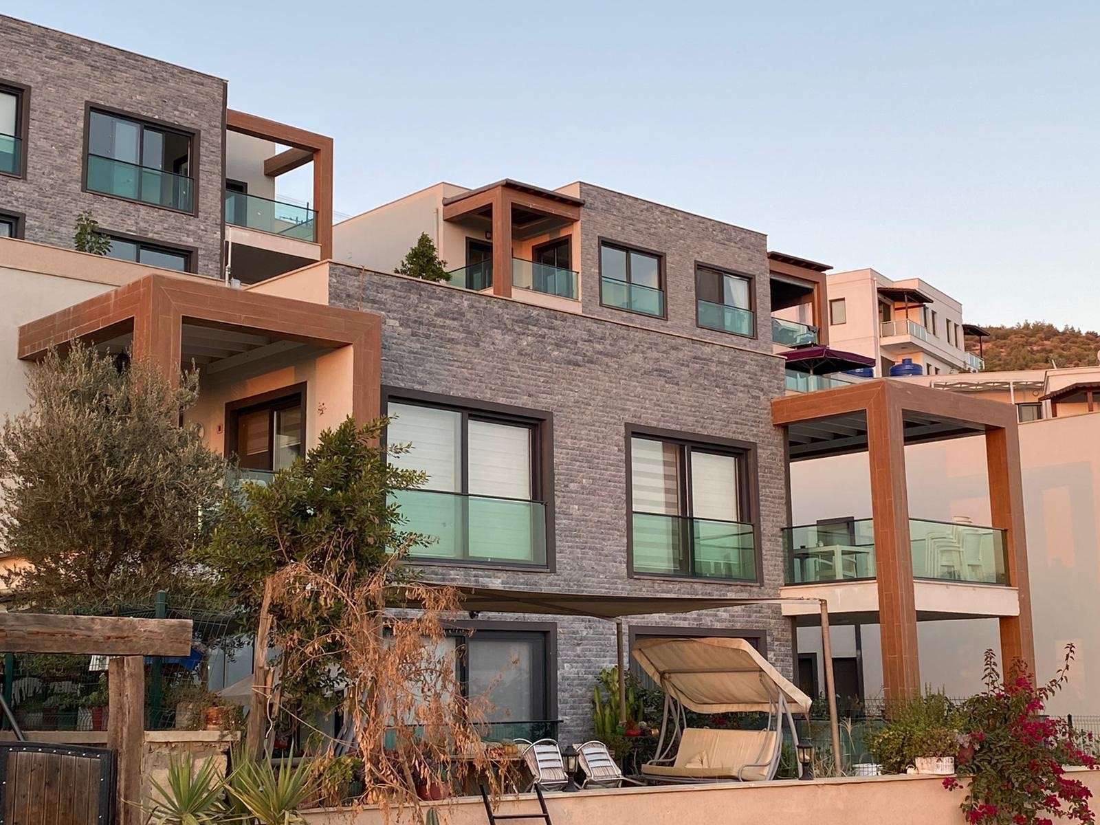 Pineta Black Marble Split Face Villa